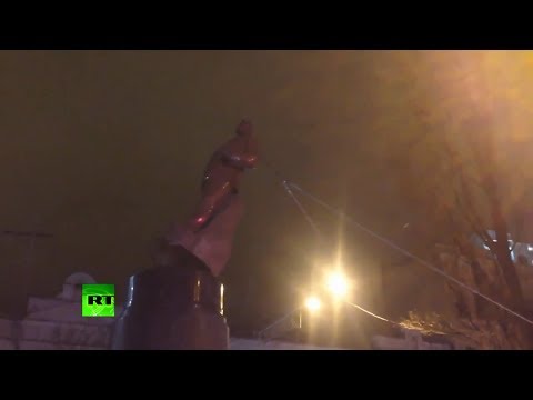 Youtube: Video: ¡Goodbye, Lenin! Derriban la estatua líder comunista en Kiev