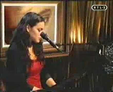 Youtube: A Norah Jones - Are you lonesome (Elvis tribute)