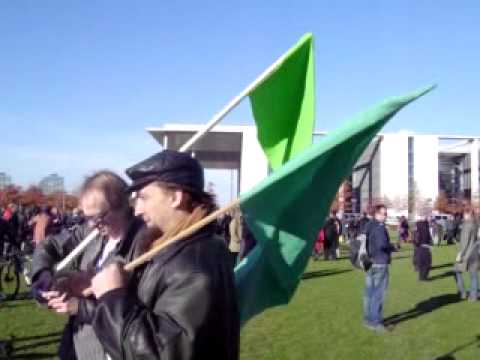 Youtube: Occupy Berlin-Two green flags meets in Berlin at Reichtagsgebäude #Libya