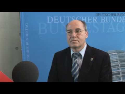 Youtube: Peinlicher Reporter will Gregor Gysi rhetorisch topen