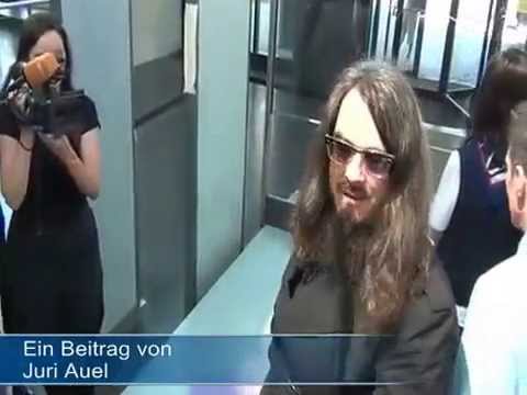 Youtube: Künstler Jonathan Meese Wegen Hitlergruß vor Gericht