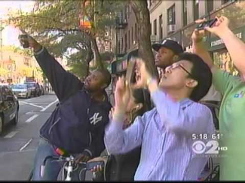 Youtube: New Yorkers Mistake Balloons For UFOs? / CBS NY 2010.10.13