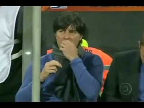 Youtube: Bundestrainer Joachim (Jogi) Löw isst Popel !!