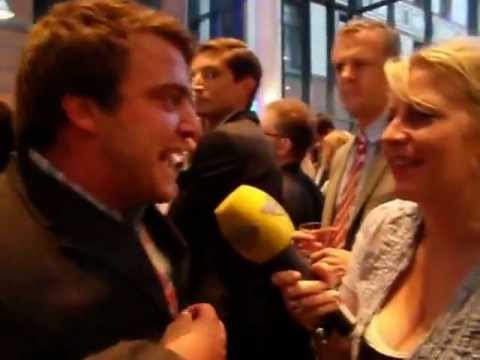 Youtube: Riesen Stimmung bei 1,8% FDP-Wahlparty in Berlin 2011