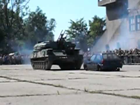 Youtube: Pütnitz 2013 - Panzer überrollt PKW