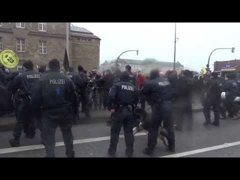 Youtube: Polizei eskaliert Lampedusa Demo: Hundestaffel und Pfefferspray - Einsatz 14.12.2013