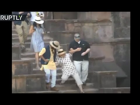 Youtube: Hillary Clinton slips twice on stone steps during India visit