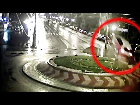 Youtube: Sekundenschlaf: Auto fliegt mit Vollgas über Kreisverkehr