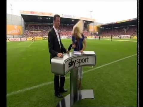 Youtube: Unglaublich! Kopfball Jessica Kastrop Reporterin auf Sky (Fussball,Wm 2010)