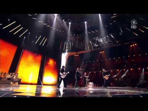Youtube: ESC Opening / Eröffnung - Eurovision 2011 // "Satellite" Raab feat. Lena & 42 Lena-Doubles
