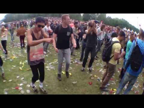 Youtube: Dansje doen @ Awakefest 2013 (Benny Hill) ORIGINAL