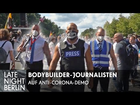 Youtube: Klaas schickt Bodybuilder-Journalisten auf Anti-Corona-Demo | Late Night Berlin | ProSieben