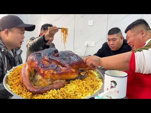 Youtube: 感恩节胖哥烤火鸡，13斤大火鸡烤4小时，配10包火鸡面，兄弟们吃爽了！【胖猴仔】