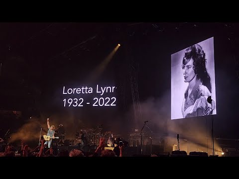 Youtube: Keith Urban Pays Tribute to Loretta Lynn (10/7/2022) Nashville, TN