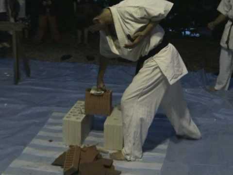 Youtube: Kyokushin Bruchtest Ziegelsteine !!!