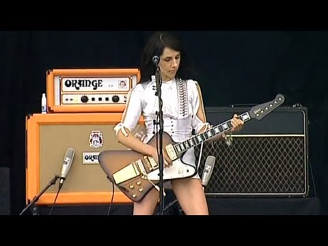 Youtube: PJ Harvey - Dress - HD Live (V Festival 2003)