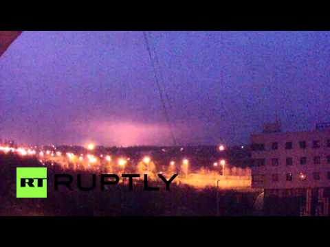 Youtube: Ukraine: Huge flashes light the sky over Donetsk airport