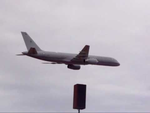 Youtube: Avalon Airshow 2009 RNZAF Boeing 757 very fast very low pass