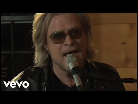 Youtube: Daryl Hall - Here Comes the Rain Again (Live From Daryl's House)