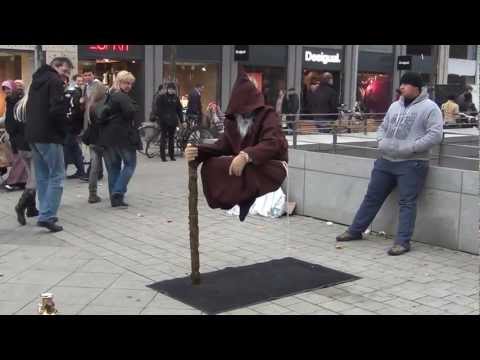 Youtube: Schwebender Straßenkünstler @ Hannover