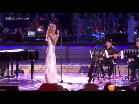 Youtube: Delta Goodrem - "Blue Christmas" live at Carols By Candlelight (24/12/2012)