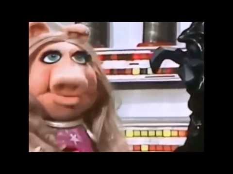 Youtube: DERTH NADER - SCHWEINE IM WELTALL (MUPPET SHOW)