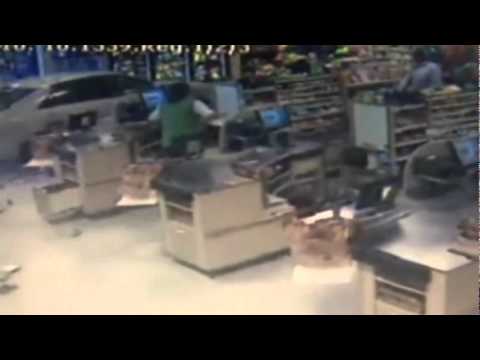 Youtube: Horror Unfall  Auto rast in Supermarkt keine verletzte oder Tote