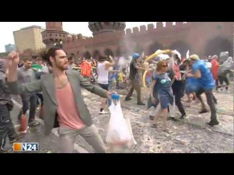 Youtube: Seltsame Berliner - Wasserschlacht an der Oberbaumbrücke