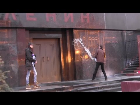 Youtube: Мавзолей облили святой водой