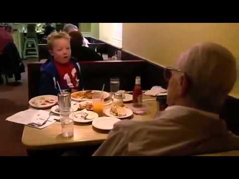 Youtube: Opa kackt gegen die Wand im Restaurant.
