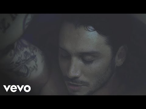 Youtube: Fabrizio Moro - Sono anni che ti aspetto (Official Video)