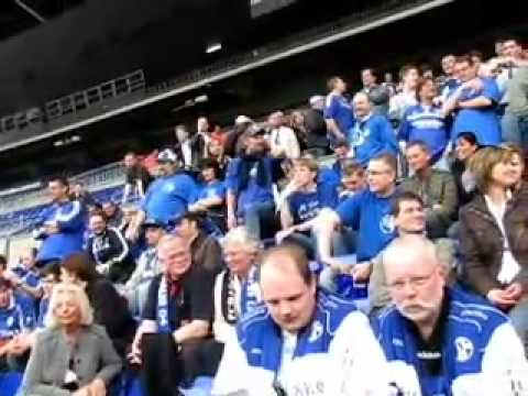 Youtube: Marcel Reif Hassgesänge aus Schalke - während Reif am Spielfeld steht