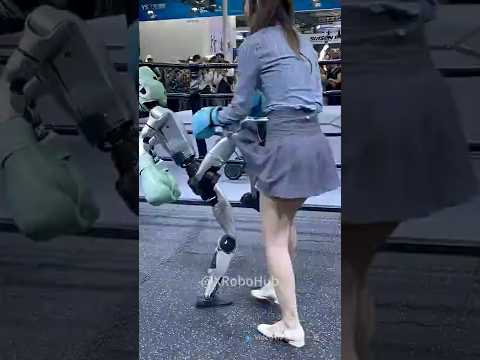 Youtube: 😂🤖 Dieser Roboter ist NICHT cool! Er kannte das Mädchen überhaupt nicht! #Roboterkampf #Humanoid ...