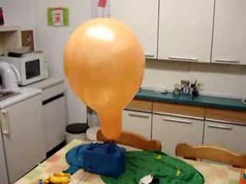 Youtube: Luftballon Explosion in Oma`s Küche