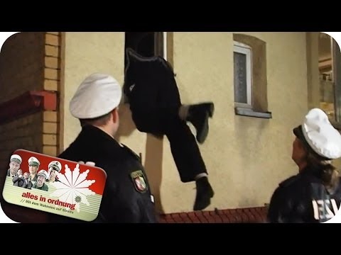 Youtube: Dummer Einbrecher steckt fest 1/2 | Alles In Ordnung