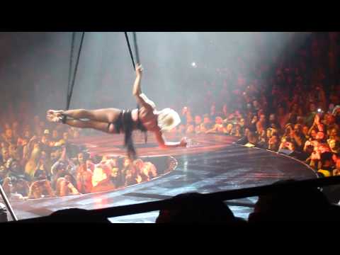 Youtube: Pink live in Toronto 2013 - Try