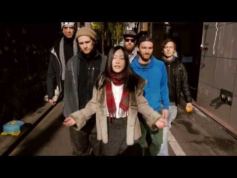 Youtube: Käptn Peng & die Tentakel von Delphi in Tokyo feat. Mana Izumi: Der Anfang ist nah