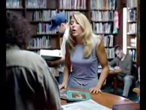 Youtube: Blondine in der Bibliothek