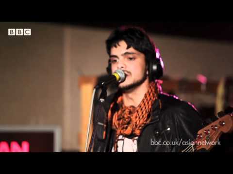 Youtube: The Kominas - Choli Ke Peeche (Live at the BBC)