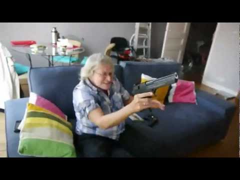 Youtube: Oma spielt MW3 AUSRASTER