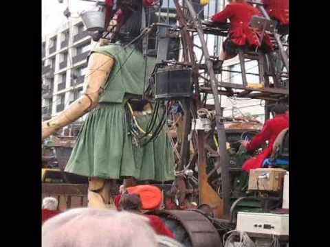 Youtube: Kleine Riesin: Royal de Luxe à Berlin, Alexanderplatz