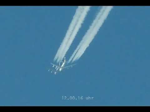 Youtube: Tandem Jets, Aerial Refueling or failed Hologram? Luftbetankung oder misslungenes Hologramm?