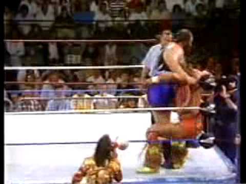 Youtube: Ultimate Warrior vs Earthquake