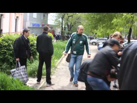 Youtube: 09.05.2014 Massacres in Mariupol Массовые расстрелы в Мариуполе - шквальный огонь по толпе