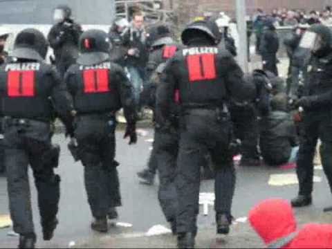Youtube: Dresden Demo 19.02.2011  Blockade wird geräumt Teil 2