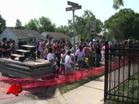 Youtube: Raw Video: Fans Gather at Jackson Childhood Home