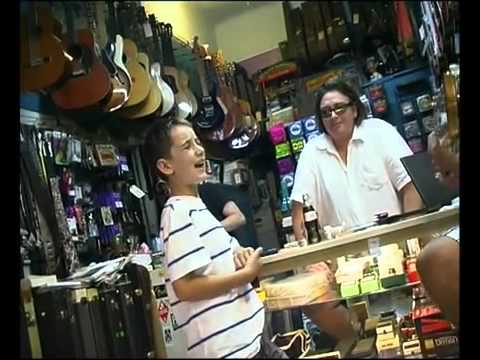 Youtube: White Kid Sing The Blues In Guitar Shop Like It's Nobody's Business!