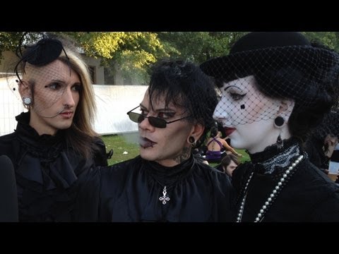 Youtube: Wave-Gotik-Treffen: Zeitreisende, Lolitas und böse Königinnen | DER SPIEGEL