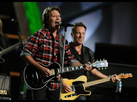 Youtube: Bruce Springsteen & John Fogerty (CCR) Play Roy Orbison’s “Pretty Woman” at Madison Square Garden