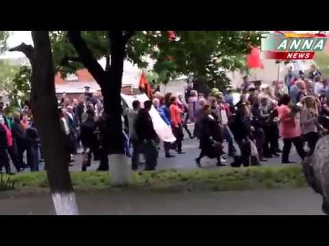 Youtube: 09 мая 2014 Шествие население Мариуполя, выкрикивают "позор, убийцы" украинским военным